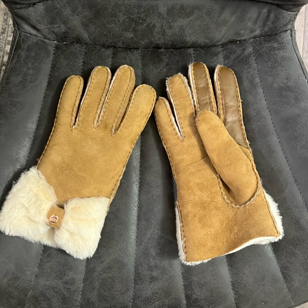 UGG Sheepskin tech Bow gloves